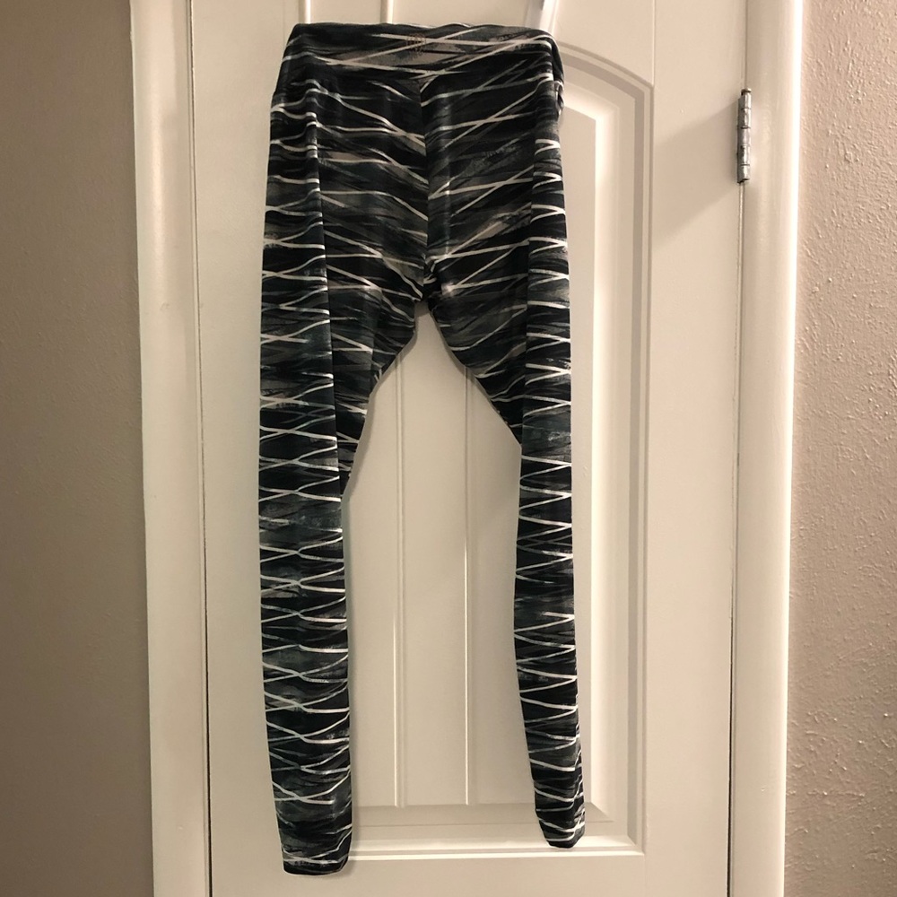Balance Collection Gray Criss Cross Leggings M